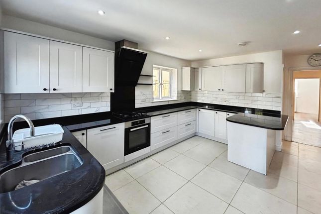 3, Alexander Close, Wokingham photo 3