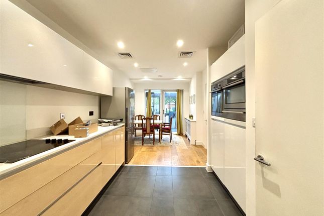 Flat 72, 6, Landmann Point, Peartree Way, London photo 3