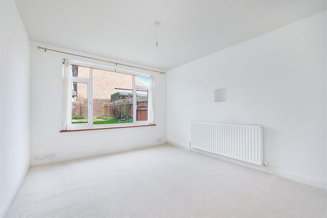 19, Ballards Green, Tadworth photo 4