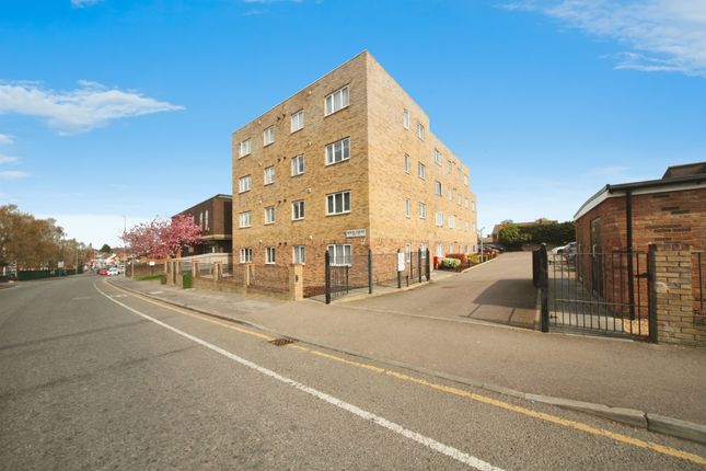 1-bed flat on Flat 11, Royal Court, 114, Marsh Road, Luton, £175,000