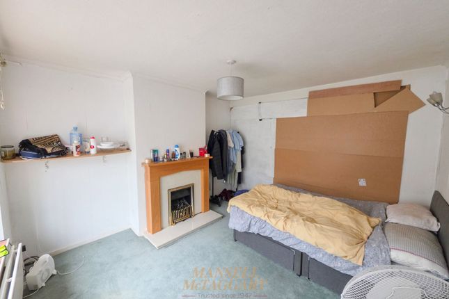 6 Nuthurst Close, Crawley photo 4