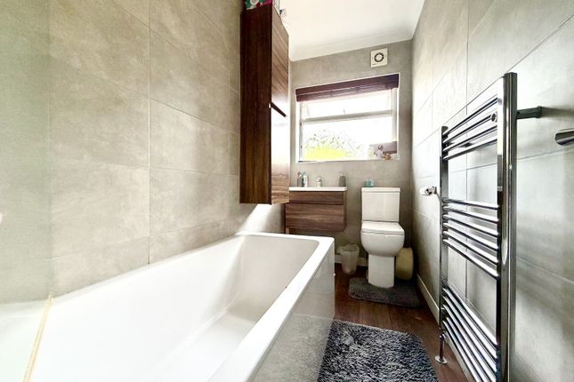 213, Moor Lane, Chessington photo 4