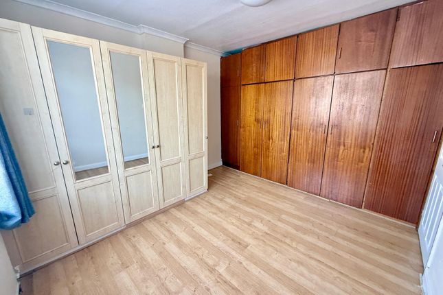 Top Floor Flat, 84 Station Road, Gidea Park, ROMFORD photo 3
