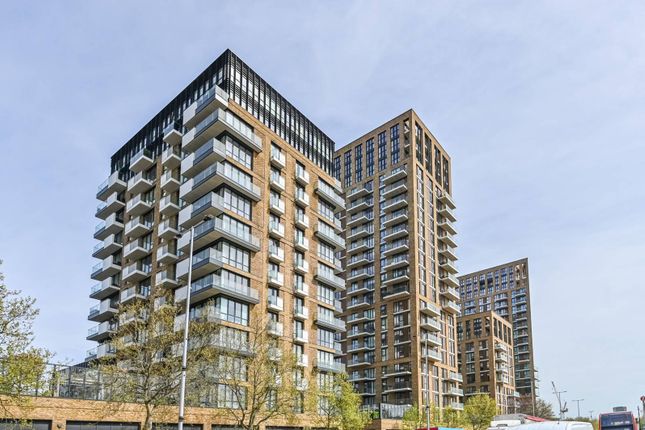 Flat to rent in Compton House, Victory Parade, Woolwich, London