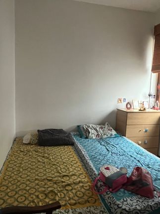 Flat to rent in Bedford Park, Croydon