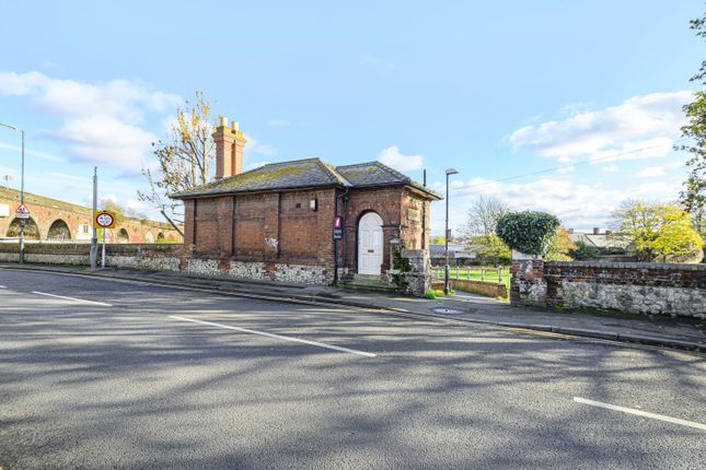 20, Gun Lane, Rochester photo 4