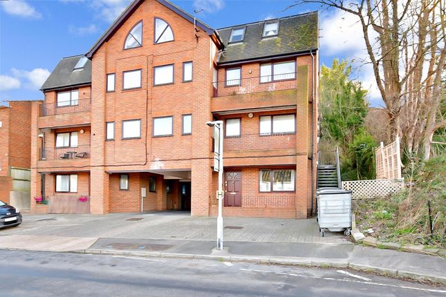 Flat to rent in Beacon Road, Chatham