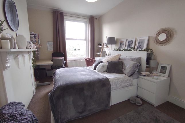 Bright, Neatly Styled Double Bedroom With A Cozy B...