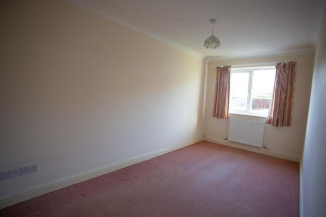 7, Robins Court, Chard photo 4