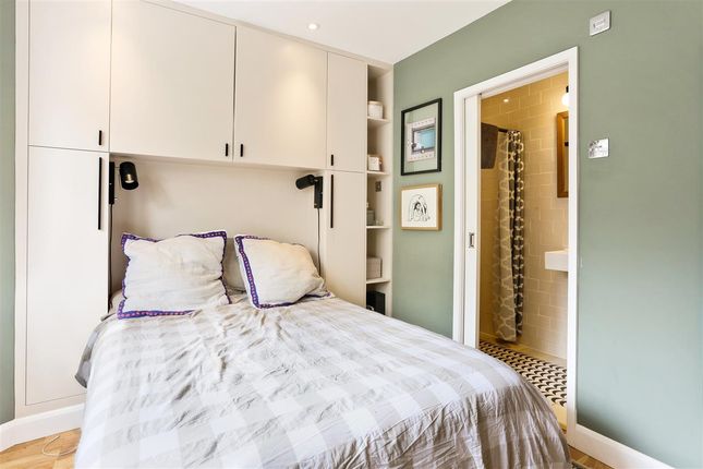 Flat for sale in Hugo Road, London