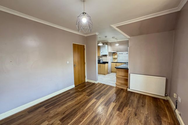 FLAT 2 1ST FLR, 110 Old Oak Road, London photo 3