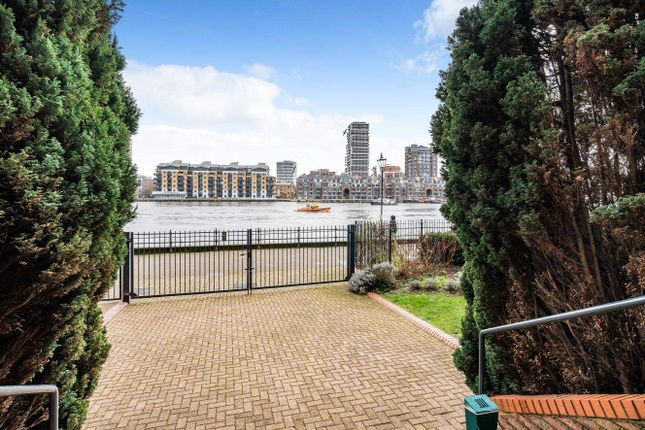 Flat for sale in William Morris Way, London