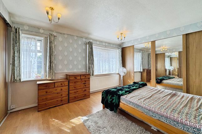 12 Trevor Gardens, Edgware photo 4