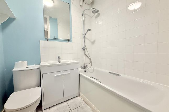 17, Balliol Road, London photo 4