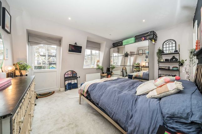 Flat for sale in Leigham Avenue, London