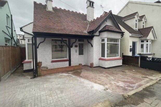 Thumbnail Bungalow to rent in Central Avenue, Southend-On-Sea