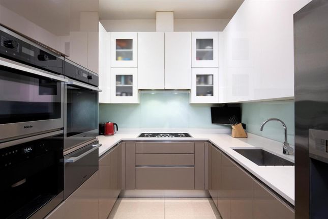 Flat to rent in Park Lane, London