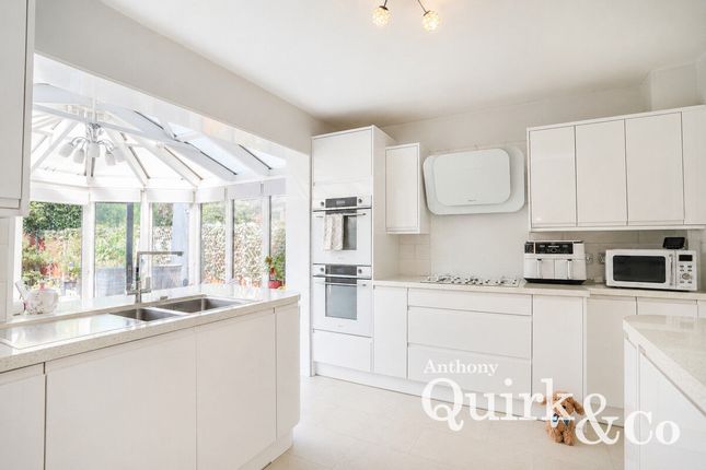5, Beverley Avenue, Canvey Island photo 2