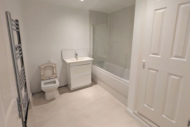 14 Stadium House, Marlborough Road, Woking photo 5