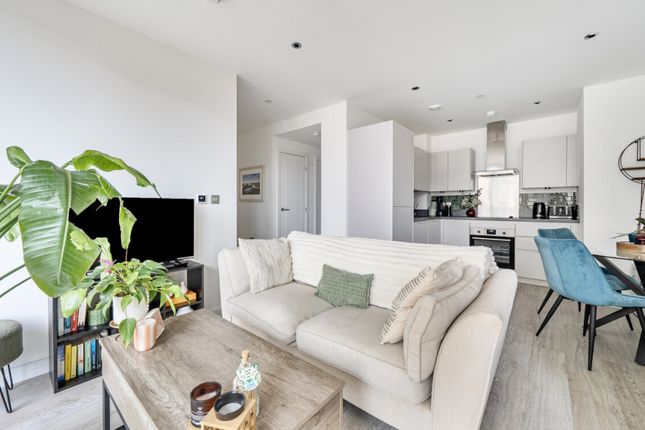 Cendal Crescent, London photo 4