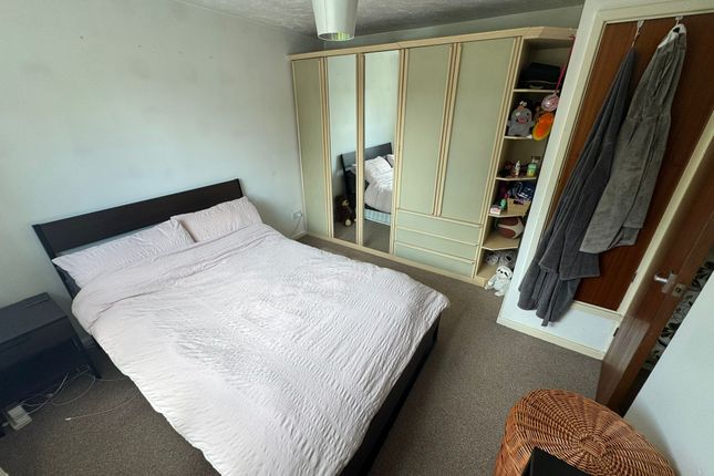 6, LUTON photo 3