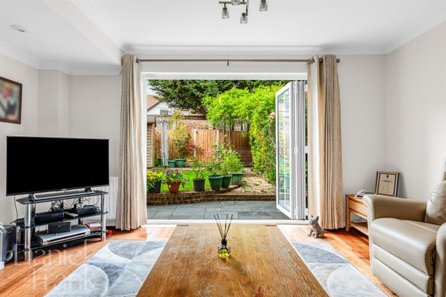 24, Smarts Lane, Loughton photo 4