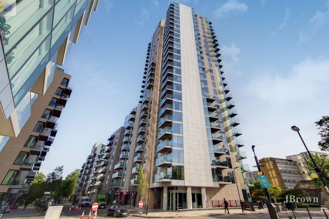 Flat to rent in Residence Tower, Woodberry Grove, London