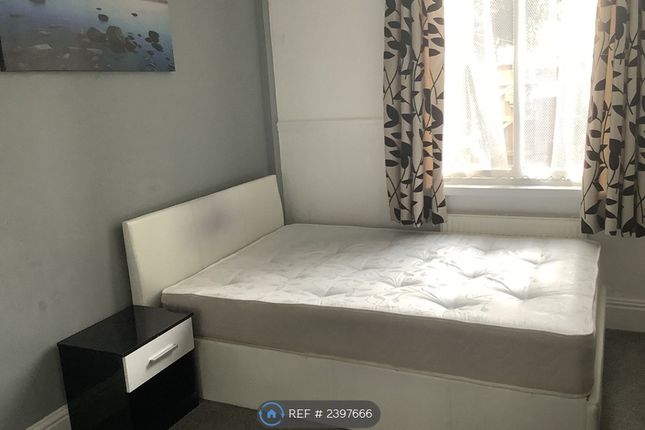 Flat, Windsor Crescent, Bridlington photo 4