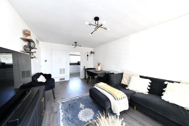 18, Sloan Court, Stevenage photo 3