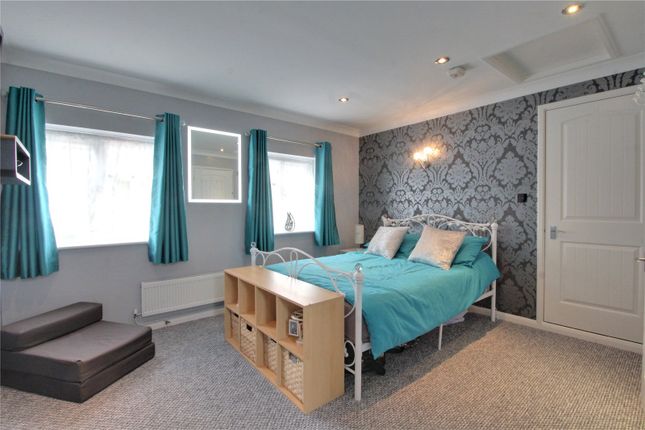 5, Folly Lane North, Surrey photo 4