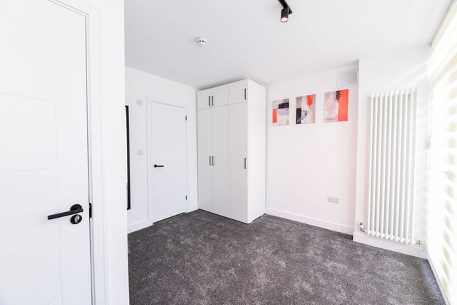3-FFF-72, Albert Drive, London photo 4