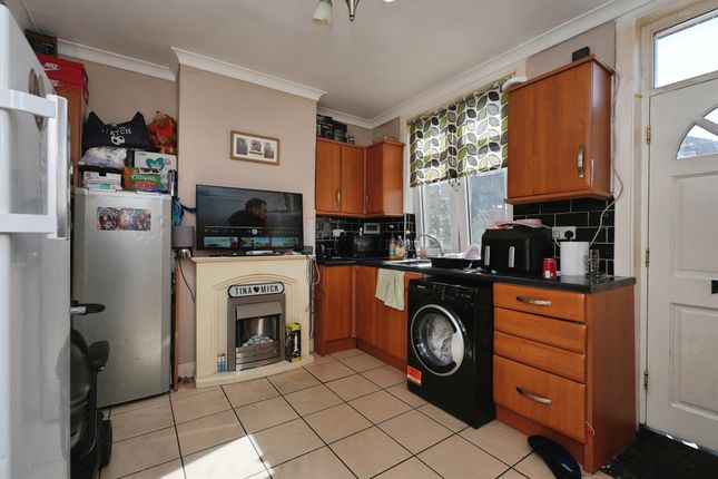107, Close Hill Lane, Huddersfield photo 4