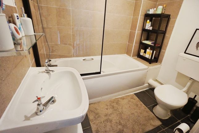 27, Tudor Vale, Upper Gornal, Dudley photo 3