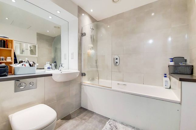 Flat for sale in Plaza Gardens, East Putney, London