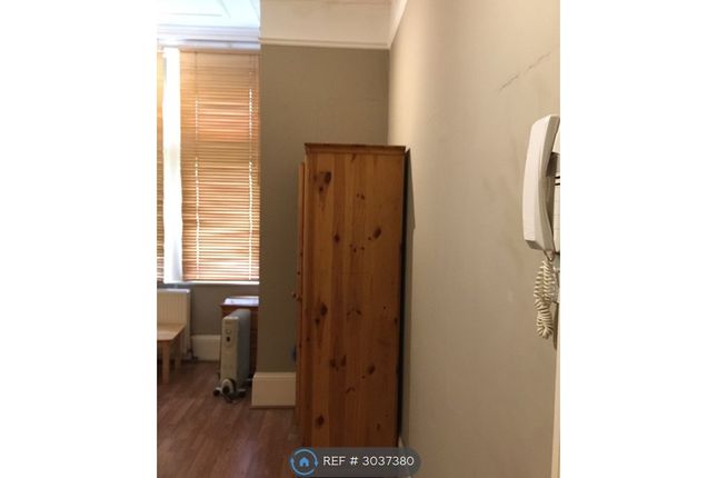 Studio, Chiswick High Road, London photo 4