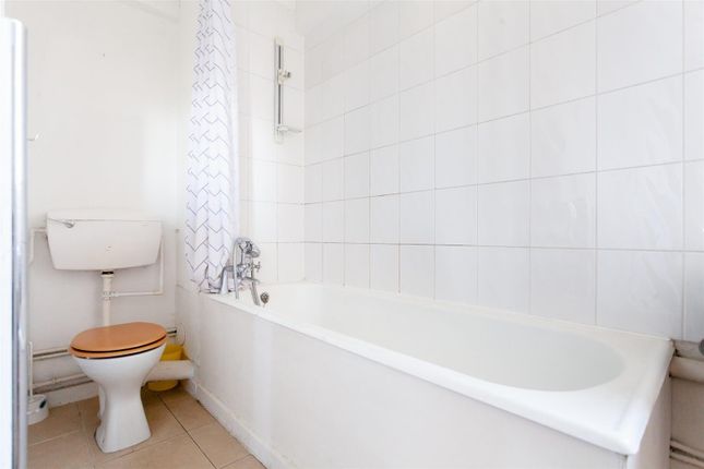 Flat to rent in Tuscan House, Knottisford Street, London
