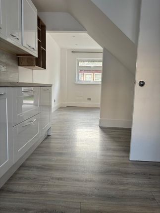 Room 1, 9, Liphook Close, London photo 4
