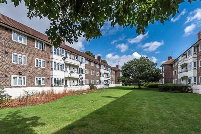 Thumbnail Flat to rent in Oaklands Estate, London