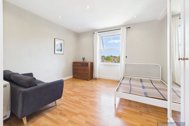 Flat 4, 3, St. Andrew's Square, Surbiton photo 4