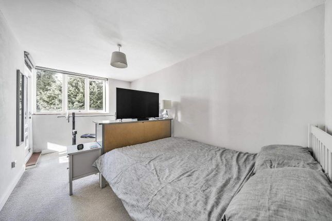 Flat for sale in Barlow Road, London