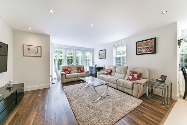 Thumbnail Flat to rent in Common Road, Stanmore