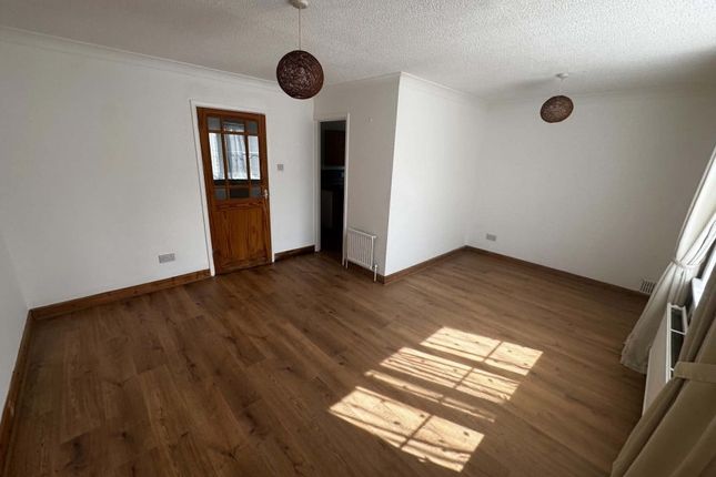 10, St Thomas Court, Thatcham photo 3