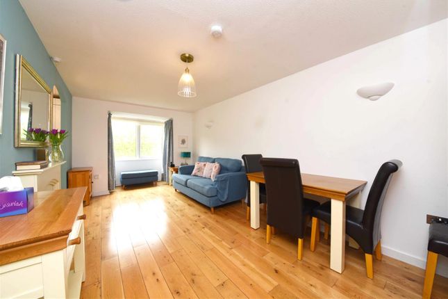 Flat 31, Stokes Court, Diploma Avenue, London photo 4
