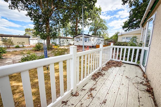 23 The Spinney, Sacketts Grove, Clacton-On-Sea photo 4