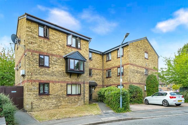 47, Blacksmiths Close, Romford photo 4