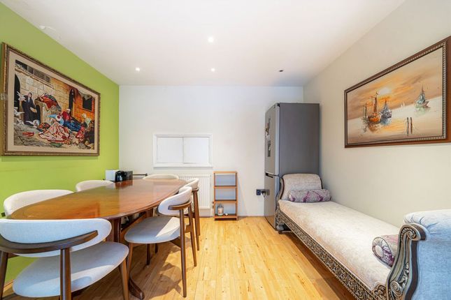 2, Beaumont Place, Isleworth photo 4