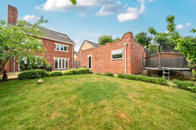 47, Trinity Circle, Buckinghamshire photo 2