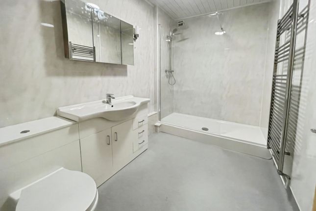 Pbox-Bathroom-344049.Jpg