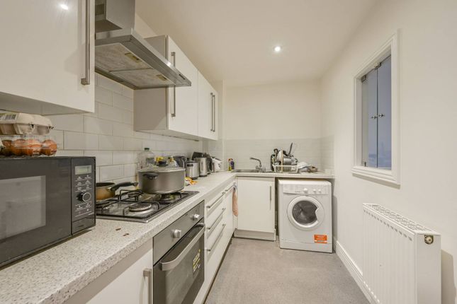 Flat to rent in Studley Court, Canary Wharf, London