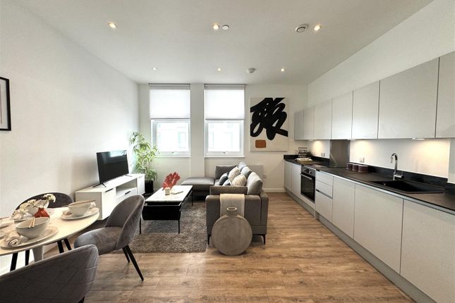 1-bed flat on 39 Wraysbury House, 4-16 London Road, Staines-Upon-Thames, £300,000